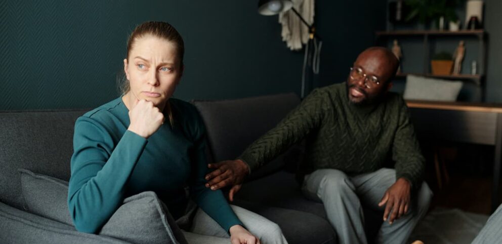 Un homme et une femme tentant de rejeter la haine et la intolérance.