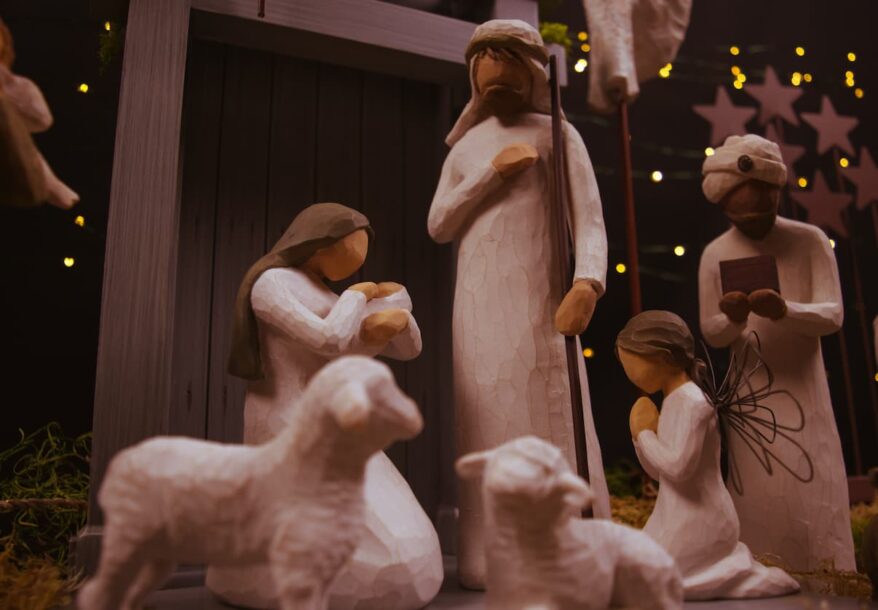 Figurines d'une crèche représentant Joseph, Marie, l'Enfant Jésus, un ange, roi mage et des moutons.