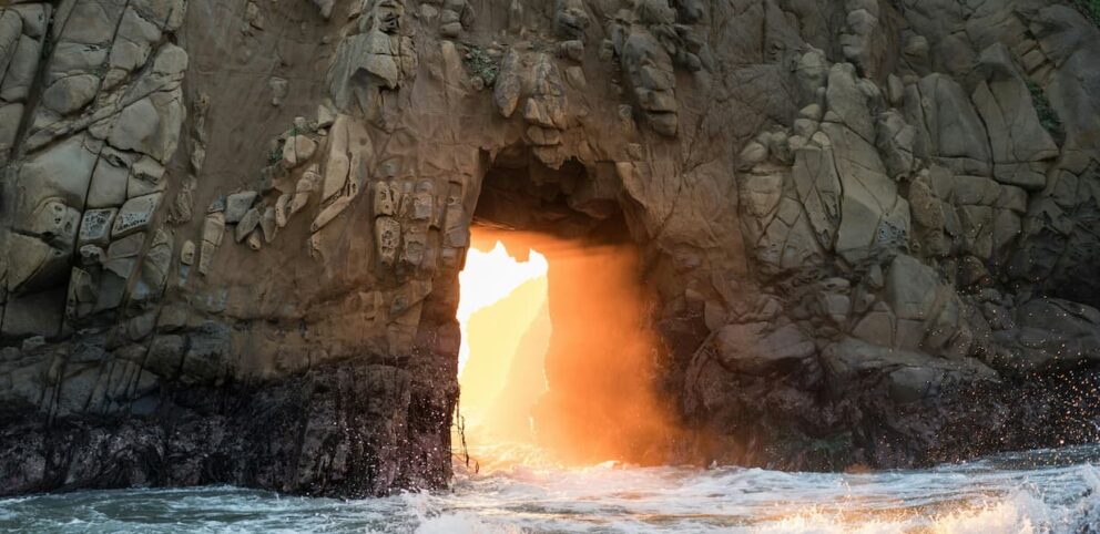 La lumière sortant du tombeau le matin de Pâques.