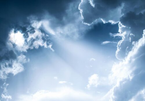 Des nuages laissent passer un rayon de soleil pour la Pentecôte