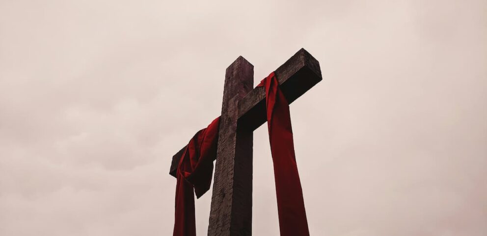 Une croix drapée pour le Vendredi saint
