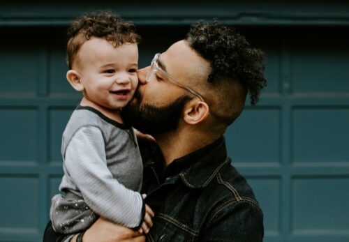 Un parent avec son enfant