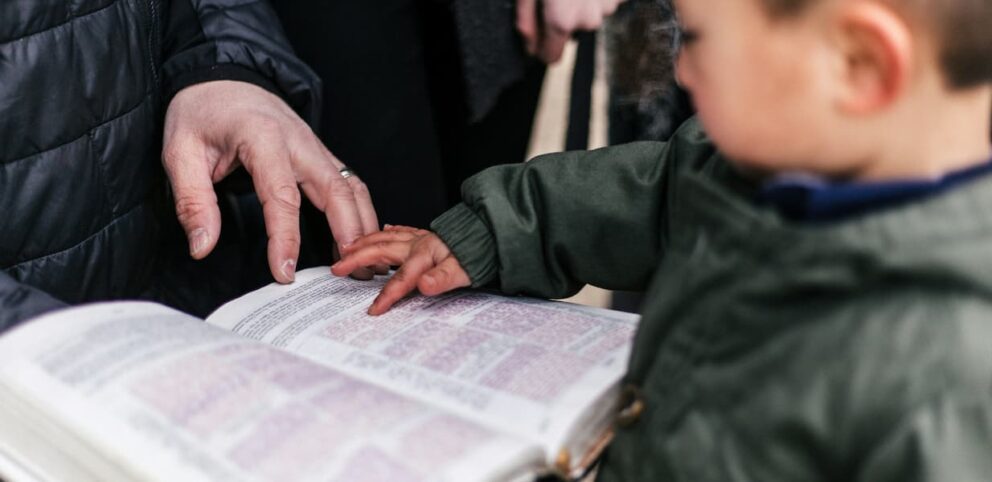 Un parent qui initie son enfant à la Bible