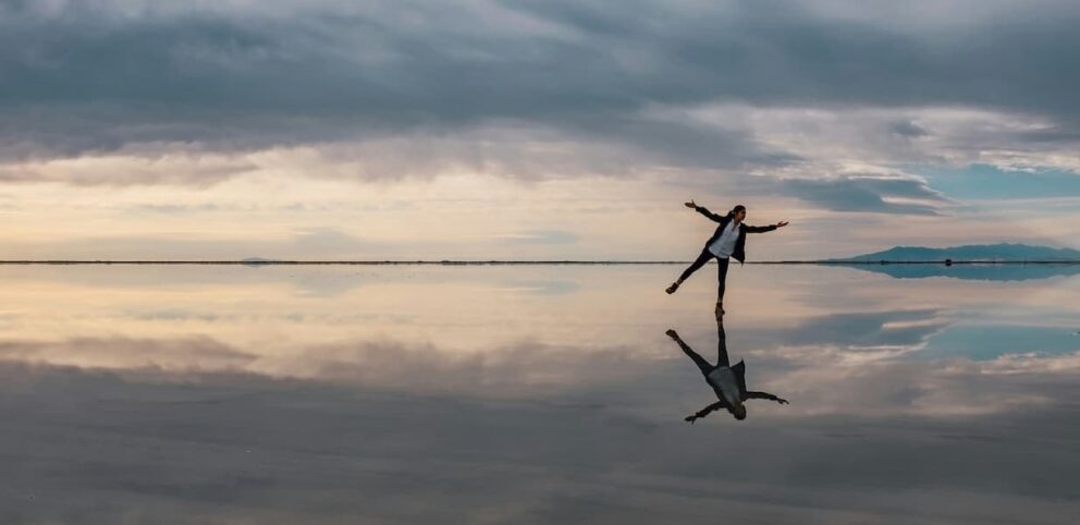 Une jeune femme danse après un miracle de guérison.