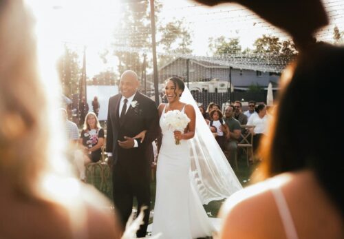 Un couple célébrant leur mariages.