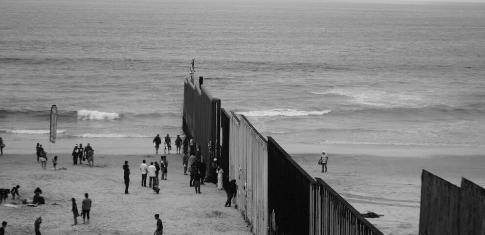 Personnes issues de la migration forcée sur une plage