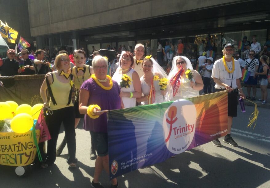 Un groupe de la paroisse Trinity United Church durant le défilé de la fierté de MONTRÉAL EN 2024.