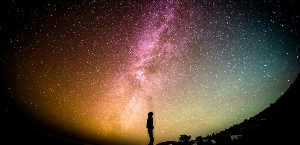 Un homme regarde le ciel pendant une nuit étoilée.