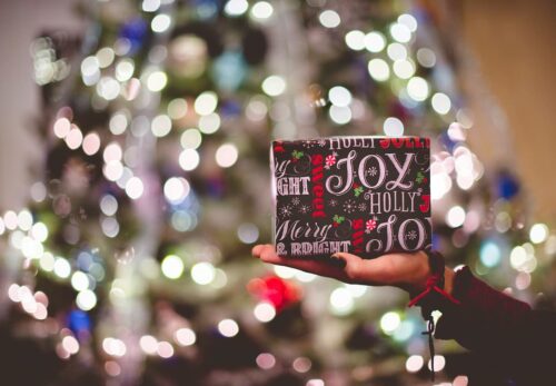 Un cadeau devant des décorations de Noël