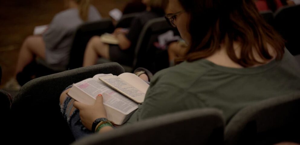 Femme lisant la Bible, la Parole de Dieu