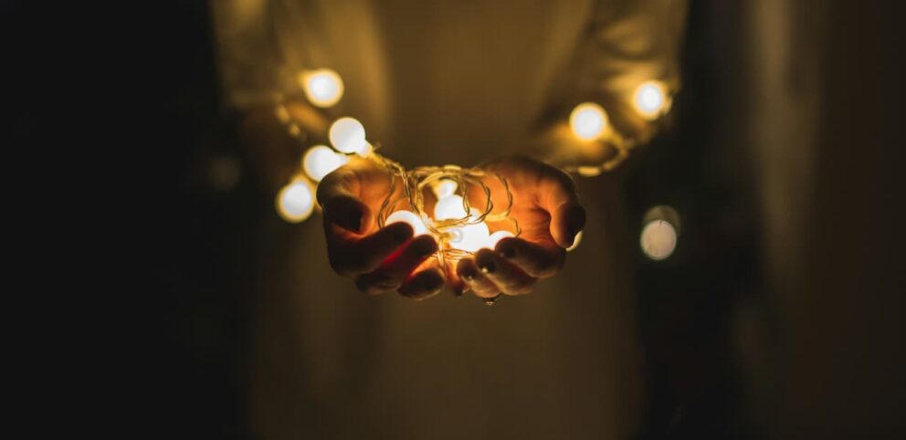 Une lumière au creux des mains.