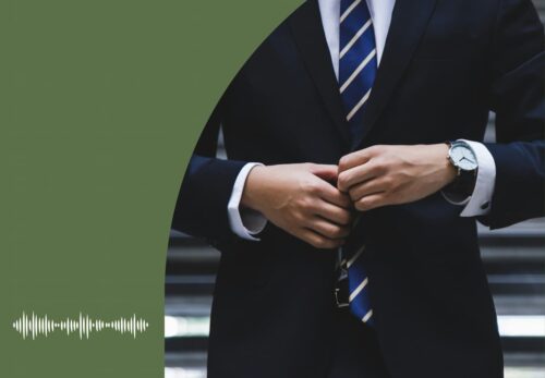 Un homme boutonnant son veston