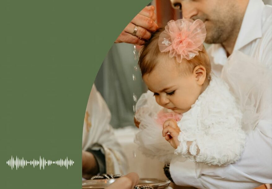Un bébé qui se fait baptiser