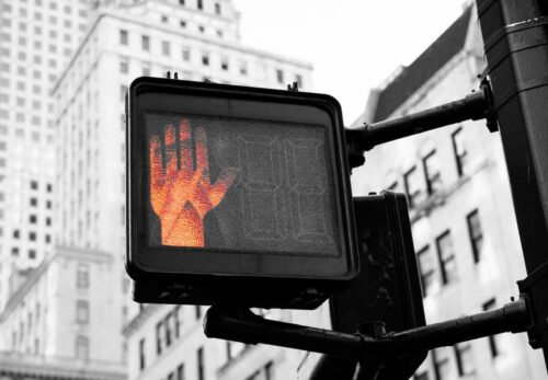 Un feu de signalisation pour les piétons montant un main rouge.