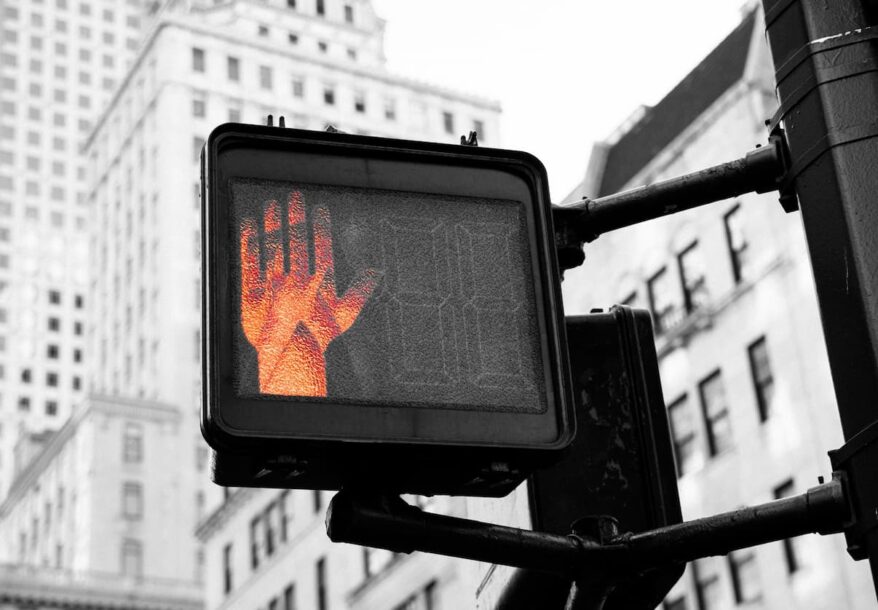 Un feu de signalisation pour les piétons montant un main rouge.