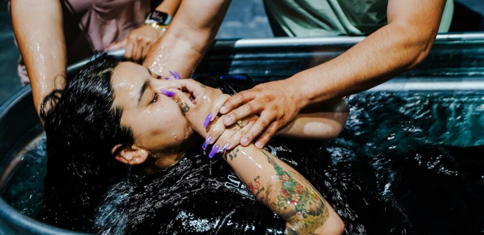 Une femme baptisée par immersion.