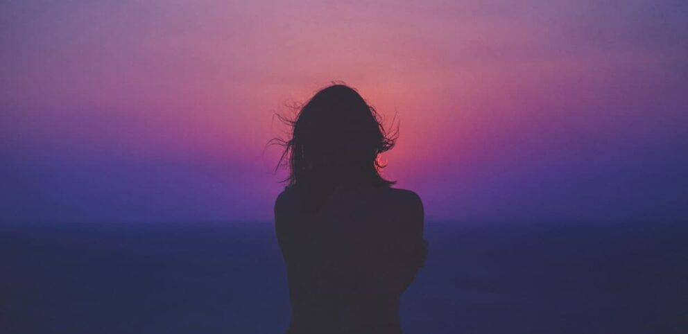 Une femme regarde vers l'horizon.