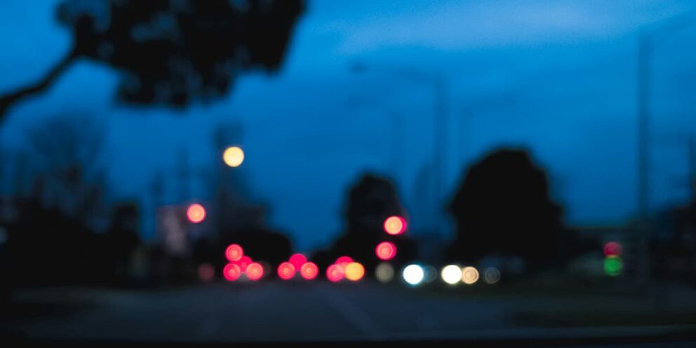 Des lumières floues dans le soir, symbolisant une société laïque aux valuers flous.