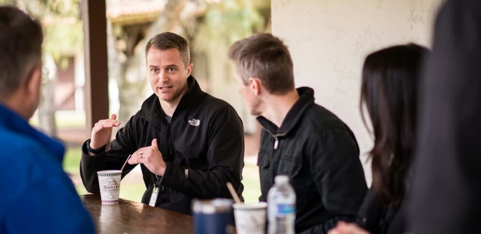 Un comité d'Église exerçant son autorité.