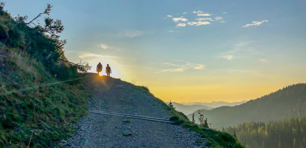 Deux personnes marchent vers le soleil du Carême