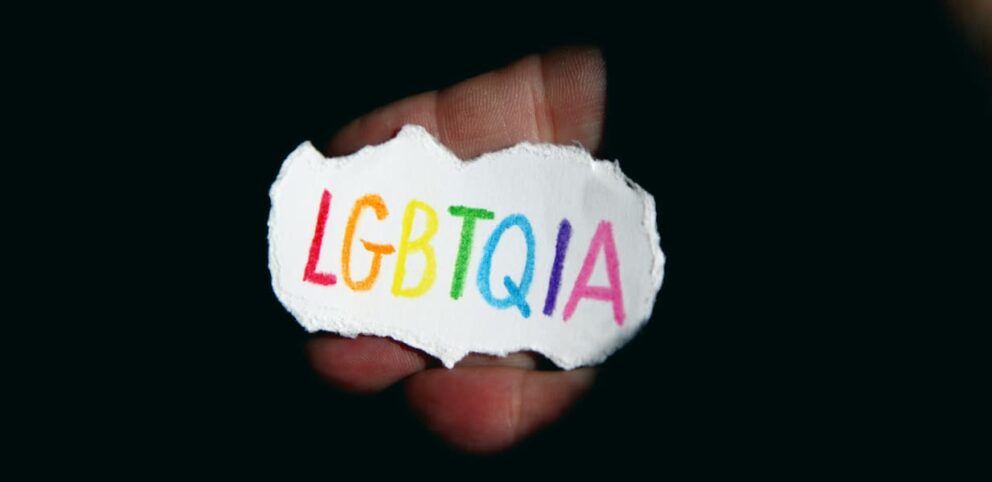 Les lettres L-G-B-T-Q-I-A, symbole de l'inclusivité d'orientation sexuelle