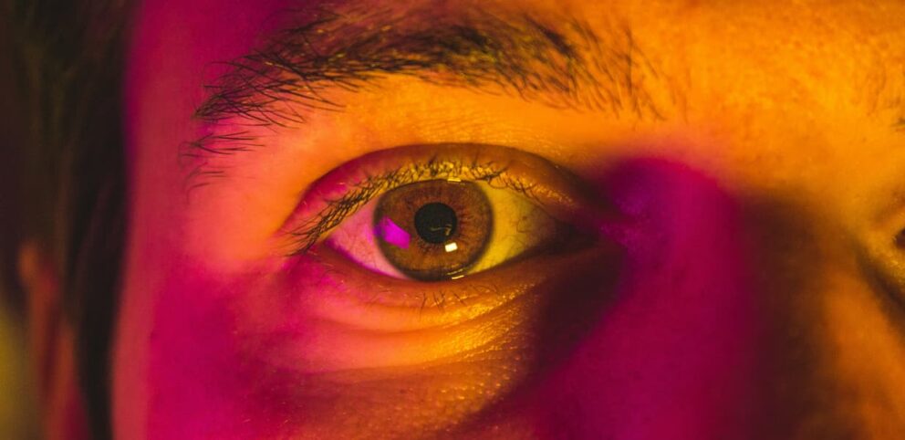 Gros plan d'un homme souffrant d'anxiété.