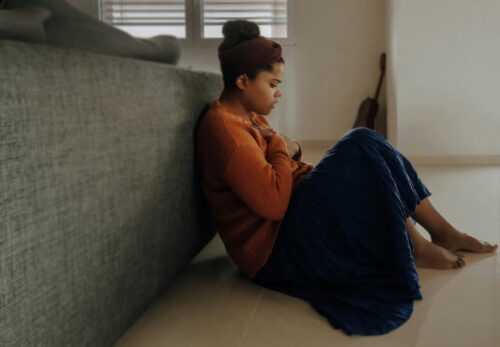 Une femme assise en pleine crise d'anxiété.