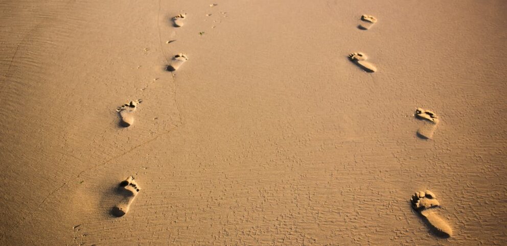 Des pas dans le sable.