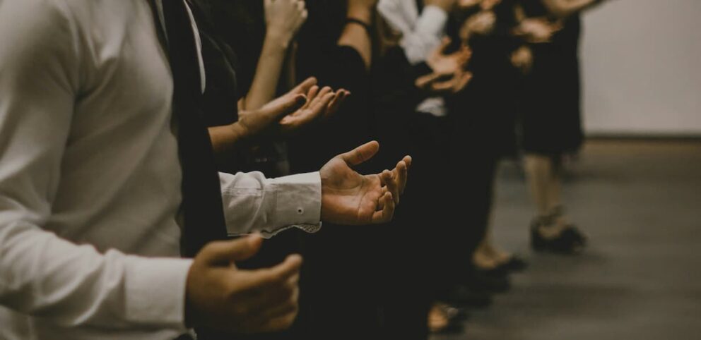 Un groupe de nouveaux arrivants d'origine dans une Église.