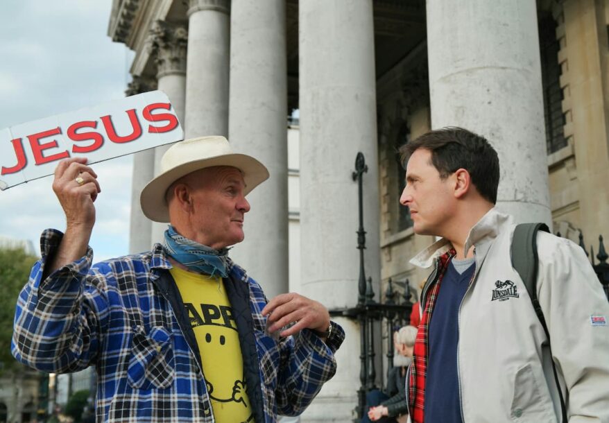 Un homme fait de l'instrumentalisation de sa foi pour en convaincre un autre devant un parlement