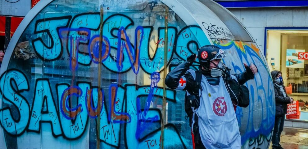 Un paramédic devant le graffiti: Jésus sauve