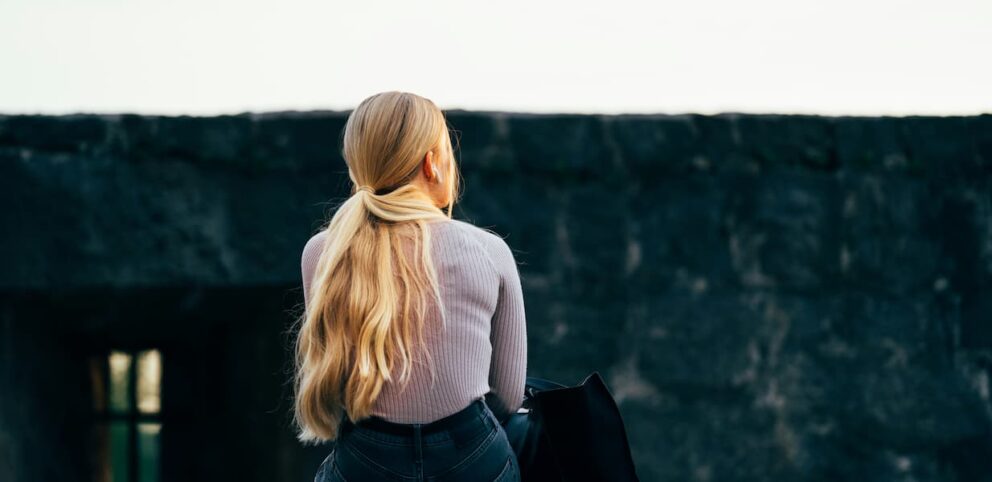 Une femme regardant vers le loin avec espoir.