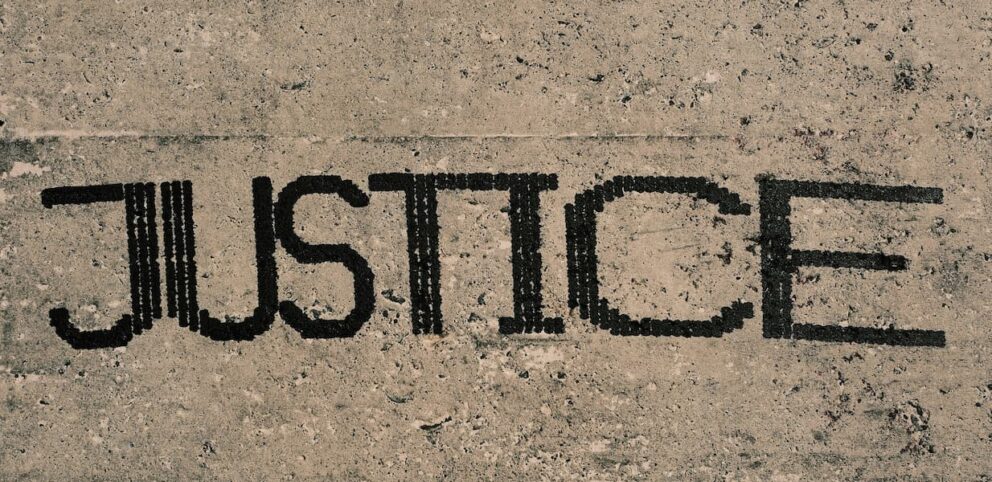 Le mot justice inscrit au sol