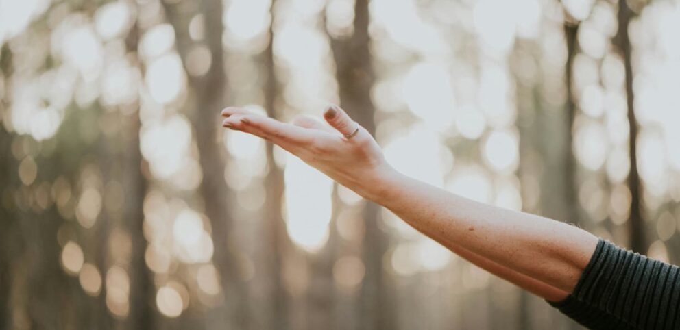 Un bras étendu vers le ciel, symbole de courage biblique.