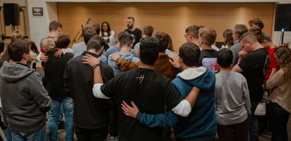 Rassemblement de jeunes dans leur cheminement pour développer une foi mature