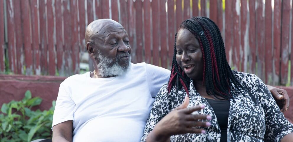Un homme âgé et une jeune femme discutent ensemble pour combattre l'âgisme