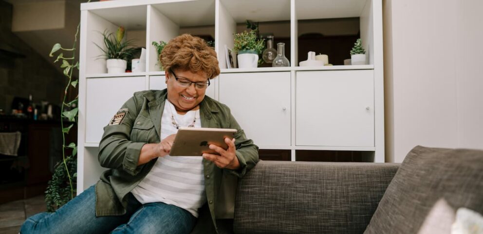 Une femme heureuse utilise la technologie (son iPad).