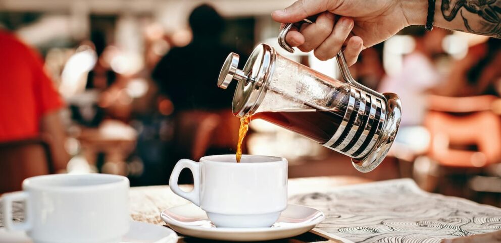 Pasteur servant une tasse de café.