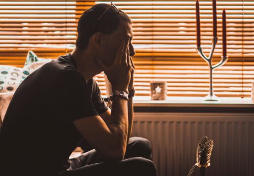 Un homme prie Dieu en période de difficulté.