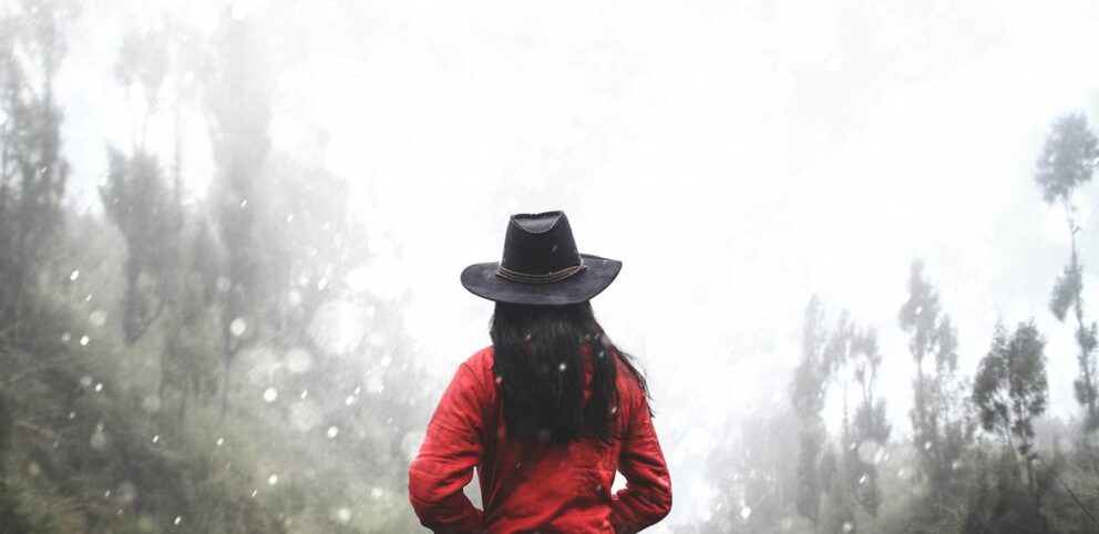 Une femme regarde le futur et l'aide de Dieu après une période de difficulté.