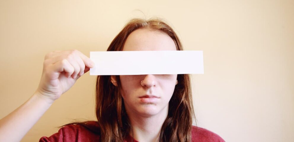 Une femme qui se cache les yeux, symbole de la place des femmes dans le temps de Paul.