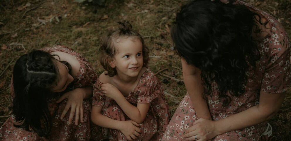 Une mère enseignant la foi à ses enfants