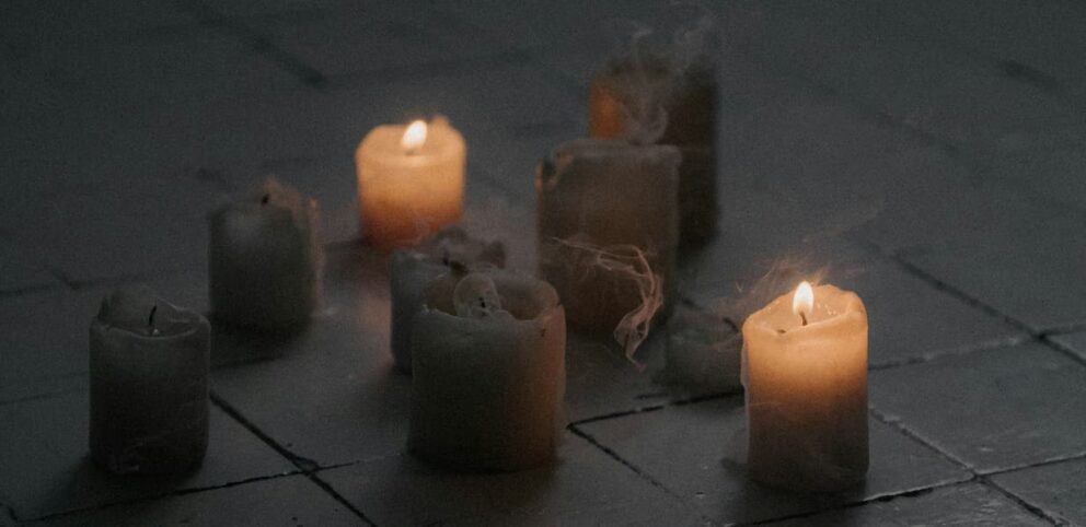 Chandelles allumées et éteintes, symboles de foi et de fin de la vie.