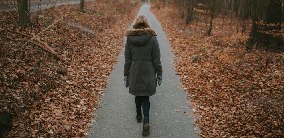 Une femme en train de prier avec son corps en marchant.