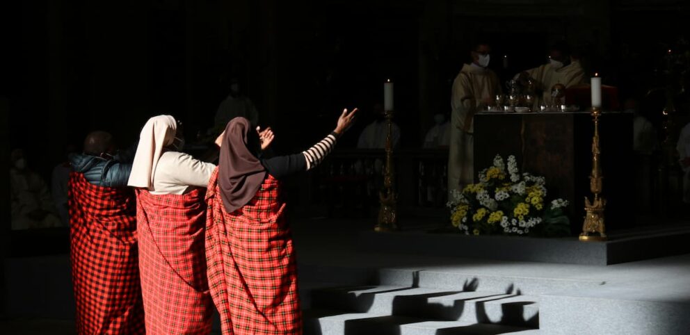 Un groupe de femmes devant un autel revendiquant leur place dans l'Église.