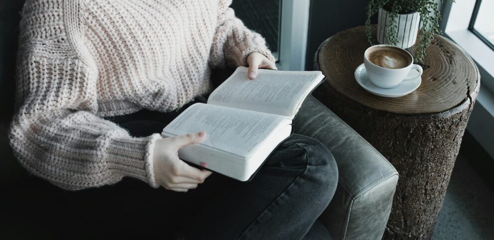 Une femme en train de lire sa Bible.