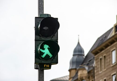 Un feu de circulation indiquant que les personnes célibataires peuvent traverser la rue.