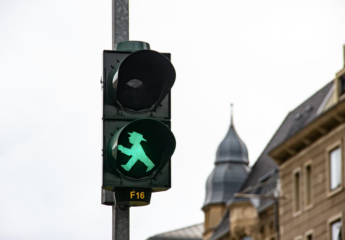Un feu de circulation indiquant que les personnes célibataires peuvent traverser la rue.
