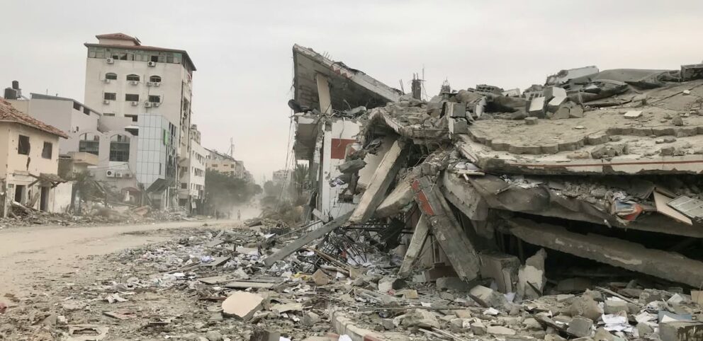 Photo de destruction de Gaza questionnant l'inaction de Dieu devant l'atrocité.