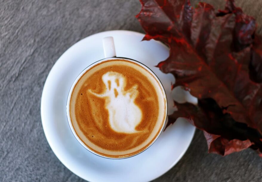 Un fantôme en crème est dessiné dans un tasse de café pour l'Halloween.